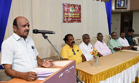 சேலத்தில், செவ்வாய்பேட்டை மளிகை மற்றும் ஷாப் வர்த்தக நல சங்கத்தின் பொதுக்குழு கூட்டம் நேற்று நடந்தது. இதில் தலைவர் நடராஜன் பேசினார். படம் எஸ்.குரு பிரசாத்