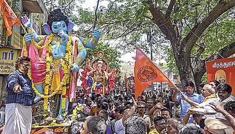 வட சென்னையின் பல்வேறு பகுதிகளில் இருந்து காசிமேடு மீன்பிடி துறைமுகம் கடலுக்கு ஊர்வலமாக கொண்டு வரப்படும் சிலைகள்.