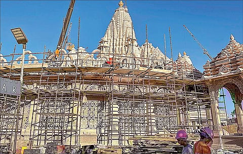 அமெரிக்காவில் நியூ ஜெர்சியில் அக்டோபர் 8-ல் திறக்கப்பட உள்ள நவீன யுகத்தில் உருவாக்கப்பட்ட மிகப்பெரிய சுவாமிநாராயண் அக் ஷர்தாம் கோயில்.படம்: பிடிஐ