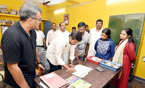 கிருஷ்ணகிரி அரசு ஆதிதிராவிடர் கல்லூரி மாணவர் விடுதியில் இளைஞர் நலன் மற்றும் விளையாட்டு மேம்பாட்டுத் துறை அமைச்சர் உதயநிதி ஸ்டாலின் திடீர் மேற்கொண்டார்.