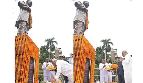 மறைந்த தீன்தயாள் உபாத்யாயவின் சிலைக்கு மரியாதை செலுத்தும் நிதிஷ் குமார்