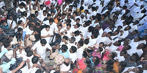 சென்னையில் அதிமுக தலைமை அலுவலகத்தில் நடந்த மாவட்டச் செயலாளர்கள் கூட்டத்து வந்த அக்கட்சியின் பொதுச் செயலாளர் எடப்பாடி பழனிசாமி