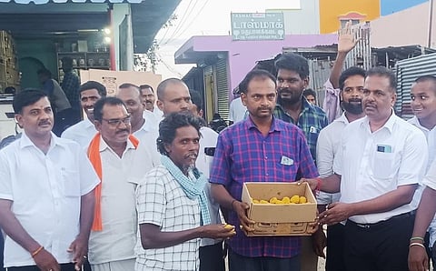 செஞ்சி ஒழுங்குமுறை விற்பனைகூடம் எதிரே டாஸ்மாக் கடை திறந்ததற்கு எதிர்ப்பு தெரிவித்து இனிப்பு கொடுத்து நூதனப் போராட்டம் நடைபெற்றது.