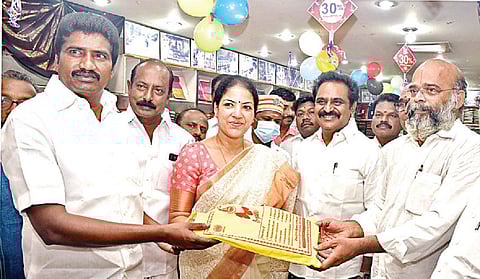 காஞ்சிபுரம் கோ-ஆப்டெக்ஸ் விற்பனை நிலையத்தில் தீபாவளி சிறப்பு விற்பனையை தொடங்கி வைக்கிறார் மாவட்ட ஆட்சியர் கலைச்செல்வி. உடன் காஞ்சிபுரம் எம்.பி. க.செல்வம், எம்எல்ஏ சி.வி.எம்.பி.எழிலரசன்.