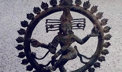 குப்பையில் கண்டெடுக்கப்பட்ட நடராஜர் உலோக சிலை போலீஸாரிடம் ஒப்படைப்பு