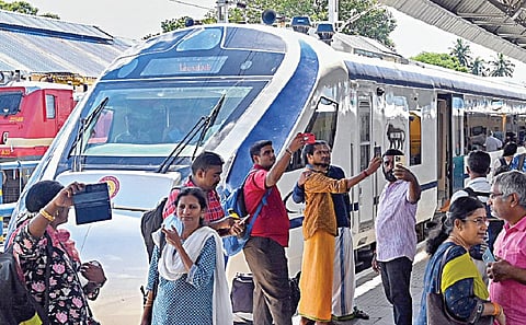 சென்னை எழும்பூரில் நேற்று நெல்லை-சென்னை `வந்தே பாரத்' ரயில் சேவை தொடங்கிய நிலையில், ரயில் புறப்படும் முன் அருகில் நின்று ஆர்வமுடன் செல்ஃபி எடுத்துக்கொண்ட பயணிகள்.படம்: எஸ்.சத்தியசீலன்