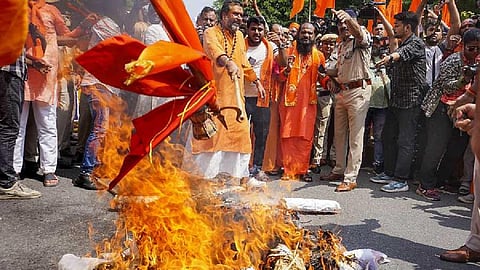 டெல்லி சாணக்யபுரியில் தமிழக அமைச்சர் உதயநிதிக்கு எதிரான ஆர்ப்பாட்டத்தில் கொடும்பாவி எரித்த சாதுக்கள். படம்: பிடிஐ