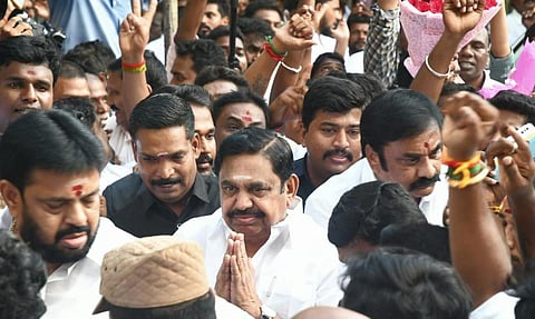 அதிமுக எம்.பி., எம்எல்ஏக்கள், மாவட்டச் செயலாளர்கள் உடனான ஆலோசனை கூட்டத்தில் பங்கேற்பதற்காக சென்னை ராயப்பேட்டையில் உள்ள தலைமை அலுவலகத்துக்கு வந்த பொதுச் செயலாளர் பழனிசாமிக்கு தொண்டர்கள் உற்சாக வரவேற்பு அளித்தனர்.