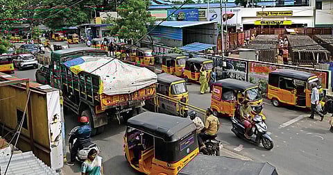 குறுகிய சாலை, பெருகிய ஆக்கிரமிப்புகளால் பெரம்பூரில் எறும்பாய் ஊரும் வாகனங்கள்