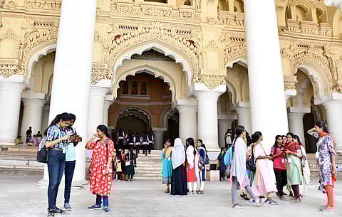 சுற்றுலாத் தினத்தை முன்னிட்டு ஒளி, ஒலிக்காட்சி இலவசம் - திருமலை நாயக்கர் அரண்மனையில் திரண்ட பயணிகள்