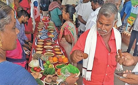 அடரியில் நடைபெற்ற அரசு விழாவில் ஒருங்கி ணைந்த குழந்தைகள் வளர்ச்சித் திட்டம் சார்பில் காட்சிக்காக வைக்கப்பட்ட உணவு வகைகள்.