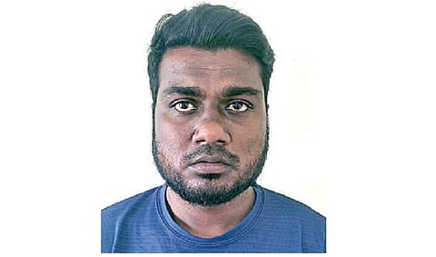 மெரினாவில் போலீஸ் என்று கூறி மிரட்டி பணத்தை பறித்த இளைஞர் கைது