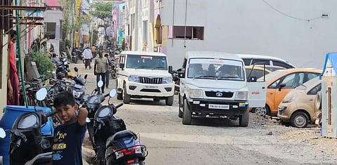 கார் சிலிண்டர் வெடிப்பு வழக்கில் கைது செய்யப்பட்ட முகமது இத்ரீஸ், முகமது அசாருதீன் ஆகியோரை கோவை உக்கடம் பிலால் எஸ்டேட் பகுதிக்கு நேற்று விசாரணைக்காக அழைத்து வந்த என்ஐஏ அதிகாரிகள்.