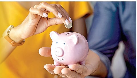 குடும்ப சேமிப்பு: வரலாறு காணாத வீழ்ச்சியின் காரணிகள்