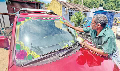 பழநியில் கார் கண்ணாடிகளில் படம் வரையும் கலைஞர்.