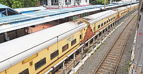 ரயில் பெட்டிகள் பராமரிப்பு வசதி இல்லாததால், சேலம் ஜங்ஷன் ரயில் நிலையத்தில் பகல் முழுவதும் பயன்பாடு இன்றி நிறுத்தி வைக்கப்பட்டு வரும் சேலம்- சென்னை எழும்பூர் விரைவு ரயில்.