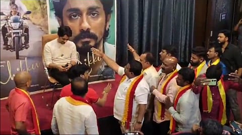 பெங்களூருவில் நடிகர் சித்தார்த்தை சூழ்ந்து கன்னட அமைப்பினர் முழங்கியதால் பரபரப்பு