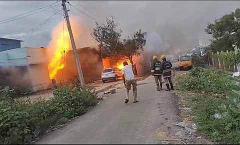 சிவகாசி அருகே பட்டாசு கடையில் வெடி விபத்து - ரூ.20 லட்சம் மதிப்பிலான பொருட்கள் சேதம்