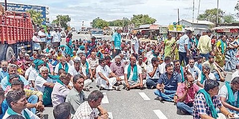 காங்கயத்தில் 7-வது நாளாக நடைபெற்றுவரும் விவசாயிகளின் போராட்டத்துக்கு ஆதரவு தெரிவித்து, கரூர் - கோவை தேசிய நெடுஞ் சாலை முத்தூர் பிரிவில் நேற்று மறியலில் ஈடுபட்ட பொதுமக்கள்.