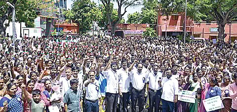 ஆசிரியர்களின் போராட்டக் களமாக மாறிய சென்னை டிபிஐ வளாகம்: ஒரே நாளில் 4 சங்கத்தினர் உண்ணாவிரத போராட்டம்