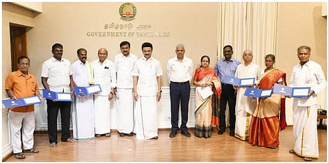 வறிய நிலையில் உள்ள 10 கலைமாமணி விருதாளர்களுக்கு தலா 1 லட்சம் ரூபாய் நிதி உதவிக்கான காசோலைகளை தமிழக முதல்வர் மு.க.ஸ்டாலின் வழங்கினார்.