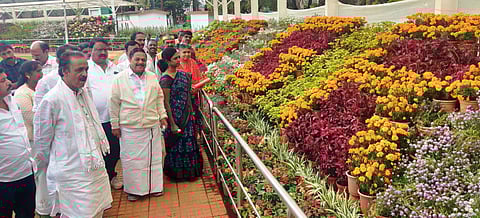 உதகை தாவரவியல் பூங்காவில் 2-வது சீசன் மலர்க் கண்காட்சியை நேற்று திறந்துவைத்துப் பார்வையிட்ட சுற்றுலாத் துறை அமைச்சர் கா.ராமச்சந்திரன் உள்ளிட்டோர். படம்: ஆர்.டி.சிவசங்கர்