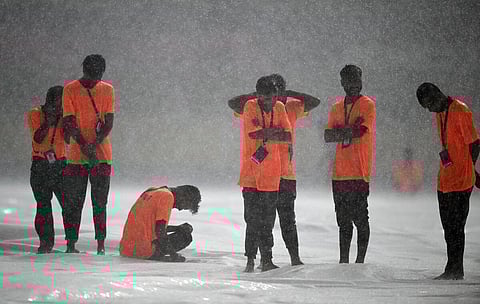 அசாமின் கவுகாத்தியில் கனமழை காரணமாக இந்தியா - இங்கிலாந்து இடையே நடக்கவிருந்த பயிற்சி ஆட்டம் ரத்து செய்யப்பட்டது. | படம்: ரிது ராஜ் கோன்வர்