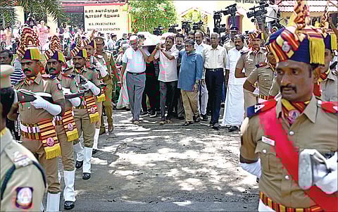 சென்னை பெசன்ட் நகர் மயானத்துக்கு நேற்று காவல் துறை அணிவகுப்புடன் கொண்டுவரப்பட்ட வேளாண் விஞ்ஞானி எம்.எஸ்.சுவாமிநாதன் உடல்.படம்: எஸ்.சத்தியசீலன்