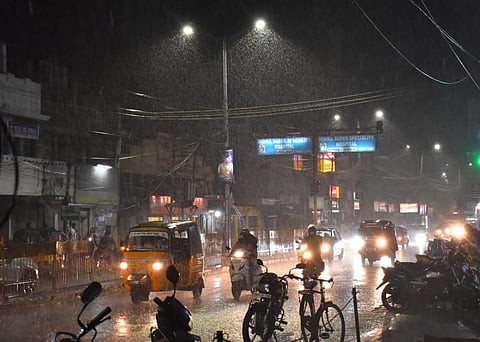 வேலூரில் இரவு பெய்த மழையில் தோட்டப்பாளையம் பகுதி சாலையில் ஊர்ந்து சென்ற வாகனங்கள். படம்: வி.எம்.மணிநாதன்.