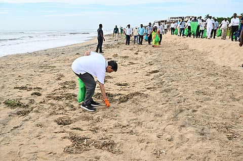 தூய்மைப் பணியில் ஈடுபட்ட ஆளுநர் ஆர்.என். ரவி