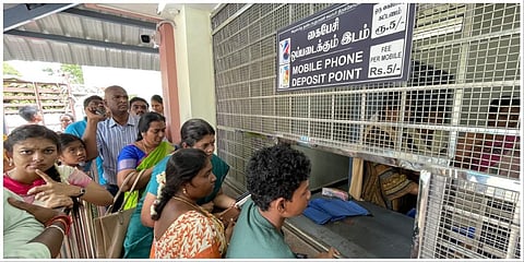 பழநி முருகன் கோயிலுக்கு மொபைன் போன், கேமரா கொண்டு செல்ல தடை விதிக்கப்பட்டுள்ளதால், கைப்பேசி வைப்பு மையத்தில் செல்போன்களை ஒப்படைக்கும் பக்தர்கள்