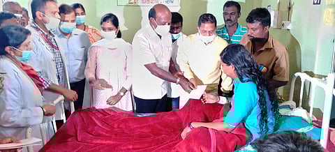 குன்னூர் பேருந்து விபத்து | நிவாரணத்தொகையை நேரில் வழங்கிய அமைச்சர் மா.சுப்பிரமணியன்