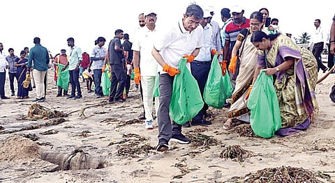 தூய்மை இந்தியா திட்டத்தின் 9-ம் ஆண்டு தினத்தையொட்டி செங்கல்பட்டு மாவட்டம், உத்தண்டி, நயினார்குப்பம் கடற்கரைப் பகுதியில் நேற்று தூய்மைப் பணியில் ஈடுபட்ட ஆளுநர் ஆர்.என்.ரவி.