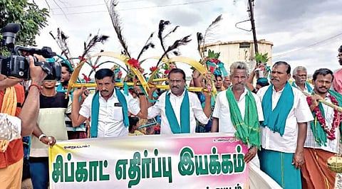 சிப்காட் அமைக்க எதிர்ப்பு தெரிவித்து. மோகனூர் காந்தமலை முருகன் கோயிலுக்குக் காவடி எடுத்து நூதன போராட்டத்தில் ஈடுபட்ட விவசாயிகள்.