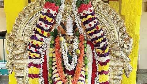 இரு மாநில மக்களின் நட்புறவுக்காக, வேப்பனப்பள்ளி அருகே உண்டிகை நத்தம் கீரம்மா கோயிலில் நேற்று சிறப்பு பூஜை நடந்தது. இதில், சிறப்பு அலங்காரத்தில் பக்தர்களுக்கு அருள்பாலித்த அம்மன்.