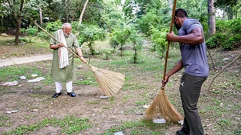 பிரதமர் நரேந்திர மோடியும் மல்யுத்த வீரர் அங்கித்தும் இணைந்து தூய்மைப் பணியில் ஈடுபட்டனர்.