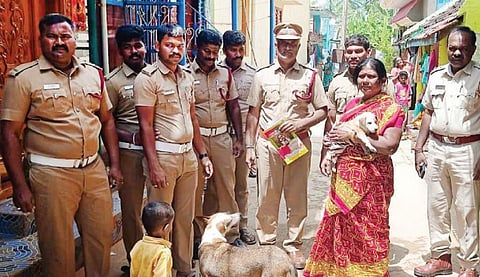 போச்சம்பள்ளி அருகே இரு கட்டிடங்களுக்கு இடையில் சிக்கிய நாய்க்குட்டி மீட்பு: நெகிழ வைத்த தாய் நாயின் பாசப் போராட்டம்