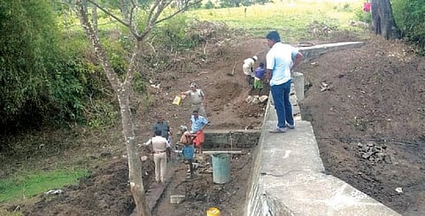 உடுமலை அருகே காட்டுப்பட்டி மலை கிராமத்தில் தூர்வாரப்படும் தடுப்பணை.