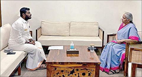 டெல்லியில் மத்திய நிதி அமைச்சர் நிர்மலா சீதாராமனை நேற்று மாலை சந்தித்து பேசிய தமிழக பாஜக தலைவர் அண்ணாமலை.