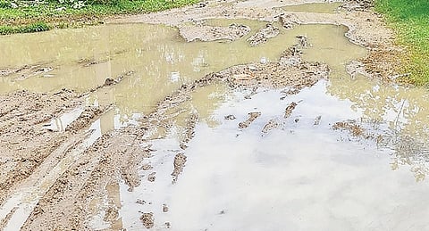 விருதம்பட்டு 15-வது வார்டு பூங்காவனம் நகரில் மரண பள்ளமான சாலை.