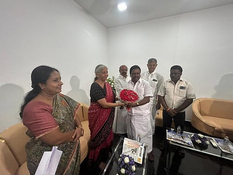 மத்திய அமைச்சர் நிர்மலா சீதாராமனை சந்தித்து பேசிய அதிமுக எம்.எல்.ஏக்கள் பொள்ளாச்சி வி.ஜெயராமன், ஏ.கே.செல்வராஜ், அமுல் கந்தசாமி. அருகில் பாஜக எம்.எல்.ஏ வானதி சீனிவாசன்.