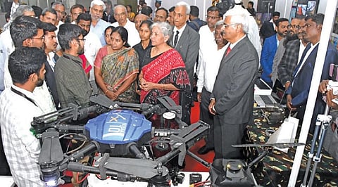 கோவை கொடிசியா டிஃபன்ஸ் இன்னோவேஷன், அடல் இன்குபேஷன் மையத்தை பார்வையிட்ட மத்திய நிதியமச்சர் நிர்மலா சீதாராமன் அருகில், எம்எல்ஏ வானதி சீனிவாசன் உள்ளிட்டோர். படம்: ஜெ.மனோகரன்