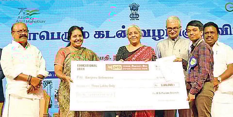 மாவட்ட முன்னோடி வங்கி (கனரா வங்கி) மற்றும் மாநில அளவிலான வங்கிகள் கமிட்டி(இந்தியன் ஓவர்சீஸ் வங்கி) ஒருங்கிணைப்பு சார்பில் மாபெரும் கடன் உதவி வழங்கும் விழா கோவை அவிநாசி சாலையில் உள்ள கொடிசியா வர்த்தக கண்காட்சி வளாகத்தில் நேற்று நடந்தது. மத்திய நிதியமைச்சர் நிர்மலா சீதாராமன் தலைமை வகித்து வங்கி கடனுதவிகளை வழங்கினார். படம்: ஜெ.மனோகரன்