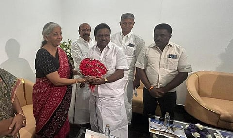 நிர்மலா சீதாராமனை சந்தித்த அதிமுக எம்எல்ஏக்கள்: மீண்டும் பாஜக - அதிமுக கூட்டணியை ஏற்படுத்த முயற்சியா?