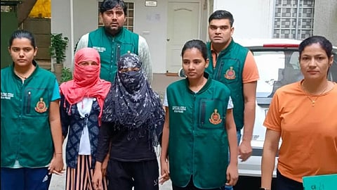 டெல்லியில் கள்ளத் துப்பாக்கி விற்பனை செய்த 2 பெண்கள் கைது: தமிழகம் உள்ளிட்ட தென் மாநிலங்களிலும் விற்றதாக ஒப்புதல்