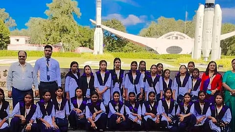 ஜார்க்கண்டின் மிகவும் பின்தங்கிய மாவட்டத்தைச் சேர்ந்த 25 பள்ளி மாணவிகள் இஸ்ரோவுக்கு சுற்றுப்பயணம்