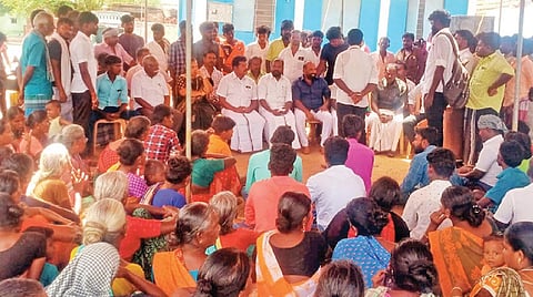 நெல்லையில் கொலை செய்யப்பட்ட இளம்பெண் உடலை வாங்க 3-வது நாளாக மறுப்பு