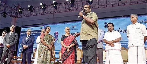 கோவையில் நேற்று முன்தினம் நடைபெற்ற கடனுதவி வழங்கும் விழாவில் குறுக்கிட்டு சப்தமிட்ட நபரை, மேடைக்கு அழைத்து பேசுவதற்கு வாய்ப்பு வழங்கிய மத்திய அமைச்சர் நிர்மலா சீதாராமன். படம்: ஜெ.மனோகரன்