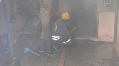 நாமக்கல்லில் கேஸ் கசிவால் ஏற்பட்ட தீயை அணைக்கும் பணியில் ஈடுபட்ட தீயணைப்பு மற்றும் மீட்பு துறையினர்