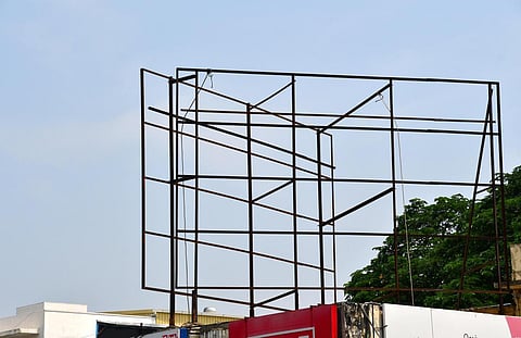 சட்ட விரோதமாக விளம்பர பேனர் வைத்தால் கிரிமினல் வழக்கு: உயர் நீதிமன்றத்தில் தமிழக அரசு தகவல்